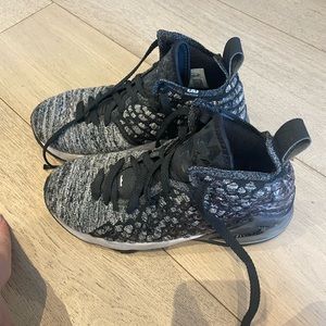 Selling Nike shoes size 4.5